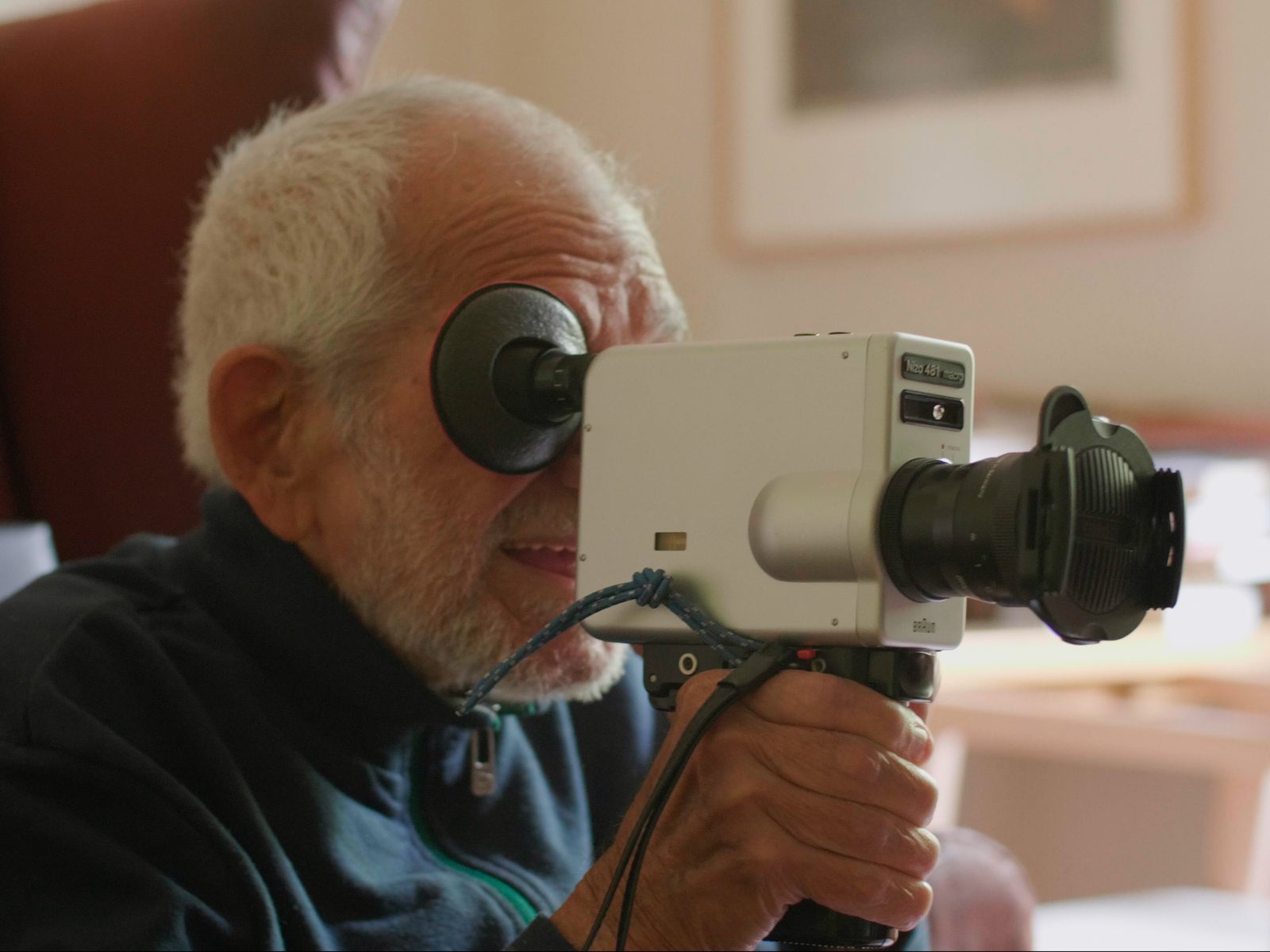 Julio Zachrisson filmando con una cámara de video antigua