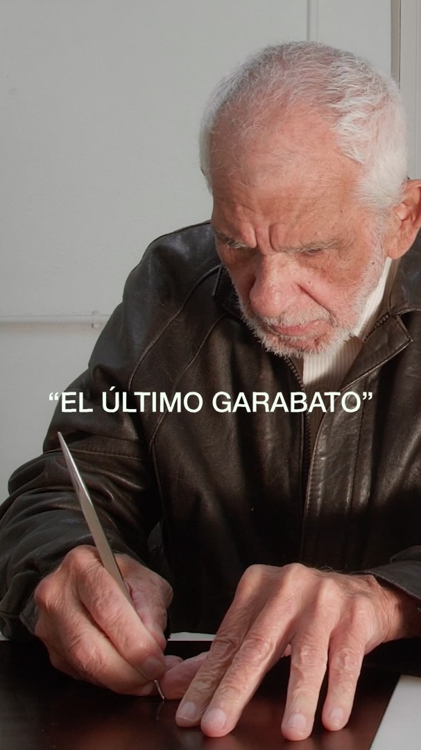 Julio Zachrisson dibujando
