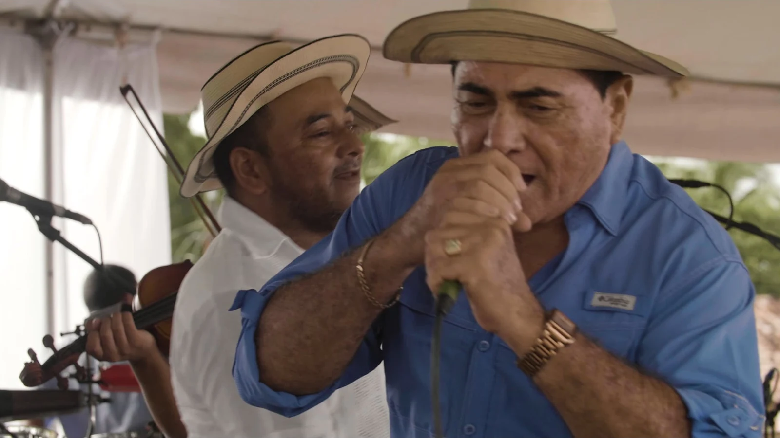 Listen to the verses at a cantadera