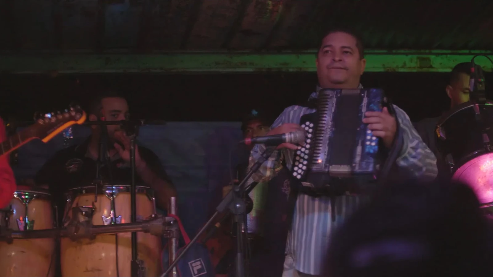 Dance pindín at a country dance hall
