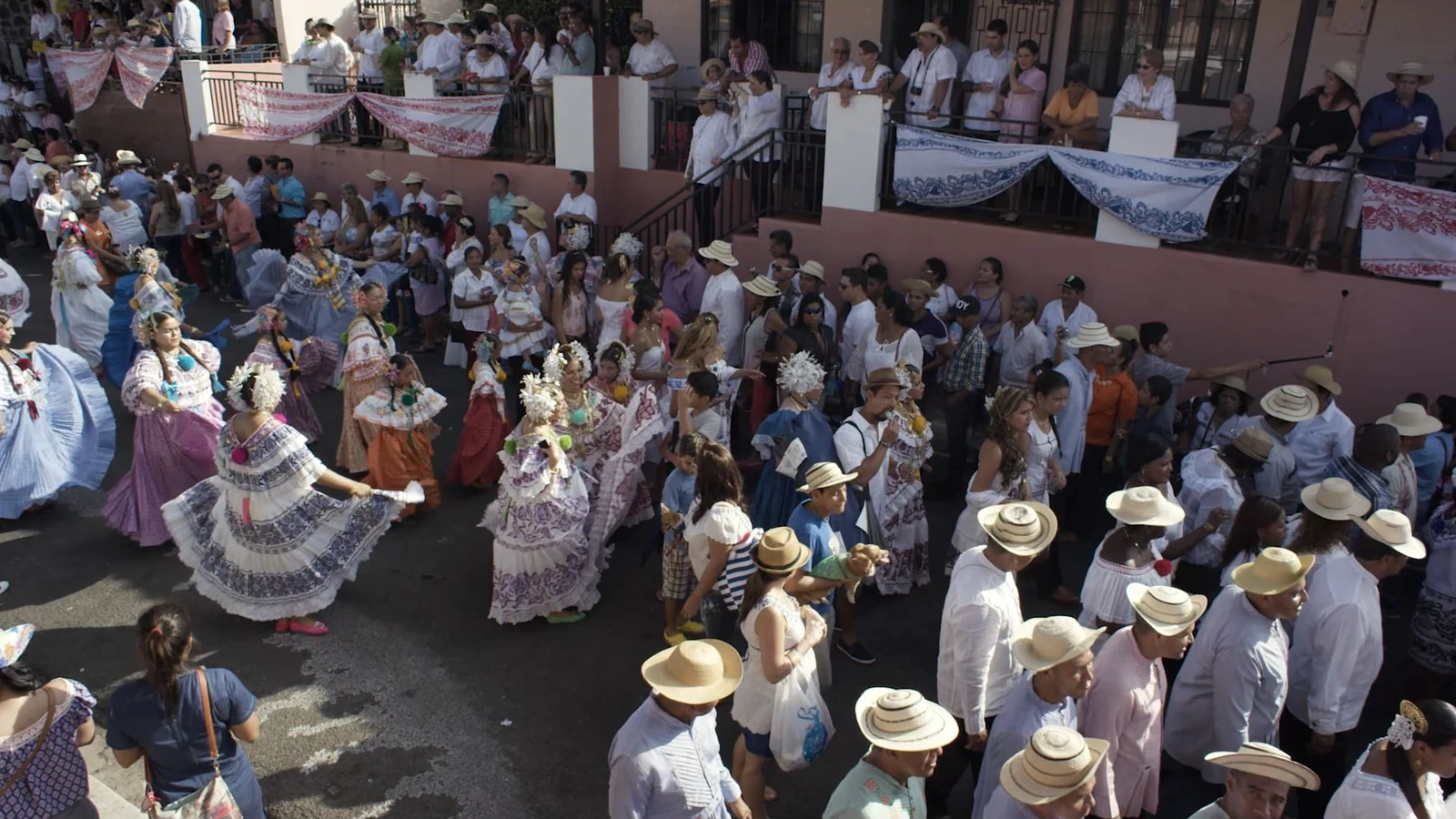 Be one of the Thousand Polleras