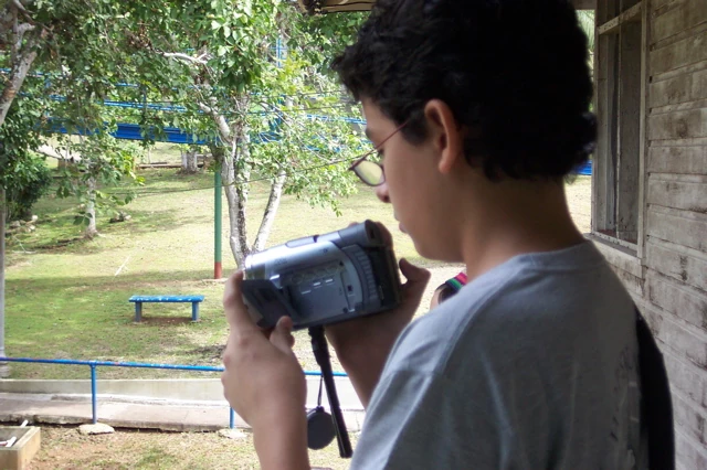 <span class="L en">Tomás Cortés shooting, 2004</span><span class="L es">Tomás Cortés rodando, 2004</span>