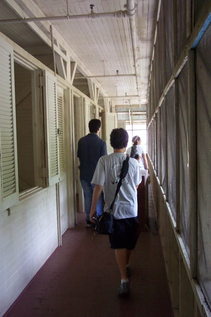 <span class="L en">Corridor of the leprosarium, 2004</span><span class="L es">Pasillo del leprosario, 2004</span>