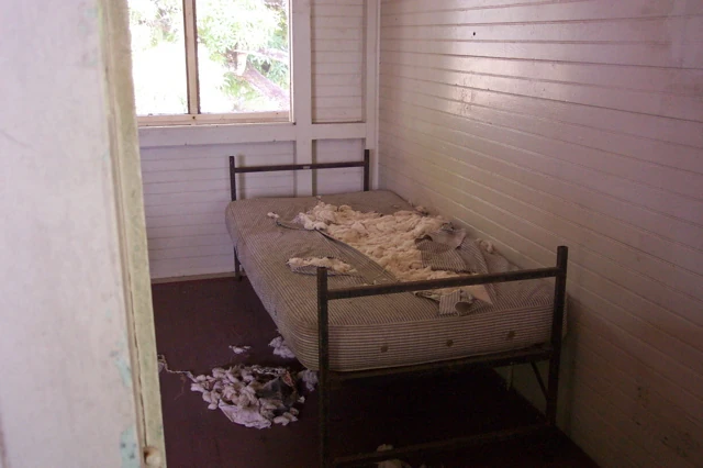<span class="L en">Empty ward, 2004</span><span class="L es">Sala vacía, 2004</span>
