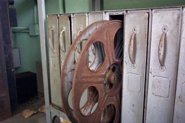 <span class="L en">Lockers, 2004</span><span class="L es">Casilleros, 2004</span>