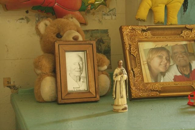 <span class="L en">Portraits on the dresser, 2010</span><span class="L es">Retratos sobre la cómoda, 2010</span>